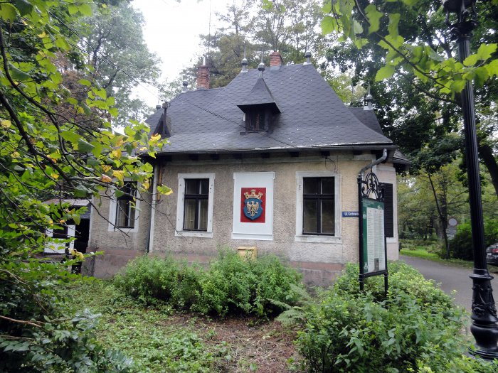 Odnowiony herb - Dom Ogrodnika - Budynek Muzeum