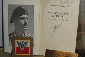 Autograf gen Władysława Andersa w lodyńskim wydaniu jego książki Bez ostatniego rozdziału obok odznaka strzelców karpackich