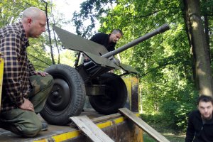 Limanowa Pszczyna 5 09 2014 sprowadzenie repliki działka przeciwpancernego bofors i umieszczenie w muzeum 3 