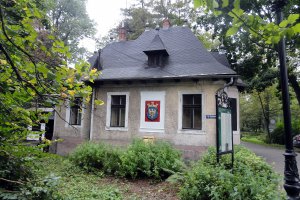 Odnowiony herb - Dom Ogrodnika - Budynek Muzeum