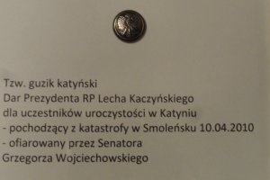 Tzw guzik katyński przeznaczony dla gości uroczystości katyńskich 10 IV 2010 r pochodzący z katastrofy smoleńskiej