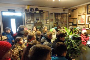Wizyta dzieci w muzeum lekcje historii 4 