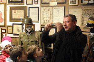 Wizyta dzieci w muzeum lekcje historii 5 