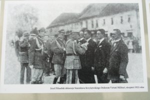 Dekoracja powstańców pszczyńskich krzyżami Virtuti Militari przez Marszałka Józefa Piłsudskiego na rynku w Pszczynie Na pierwszym planie St Krzyżowski organizator powstań na ziemi pszczyńskiej