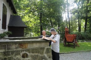 Irlandzki ksiądz Patrick Clark wpisujący się w imieniu Brazylijczyków do księgi pamiątkoej muzeum 2 