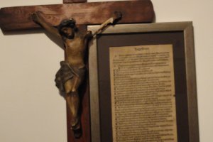 Karta na tle krucyfiksu dziewiętnastowiecznego z Kroniki Jana Łaskiego zawierająca najstarszy drukowany tekst pieśni bojowej polskiego rycerstwa – Bogurodzicy 1501 