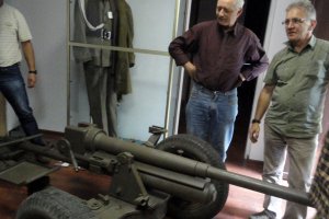 Limanowa Pszczyna 5 09 2014 sprowadzenie repliki działka przeciwpancernego bofors i umieszczenie w muzeum 6 