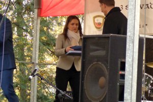 Marta Wesołowska z Promocji Miasta Pszczyny wraz z prowadzącym uroczystość powstania muzeum pszczyńskim historykiem i członkiem Stow Pro Memoria St