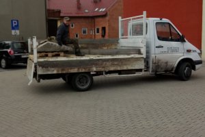 Przygotowania do odsłonięcia pamiątkowej tablicy 12