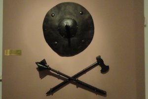 Uzbrojenie wschodnie w tym skórzana tarcza mongolska